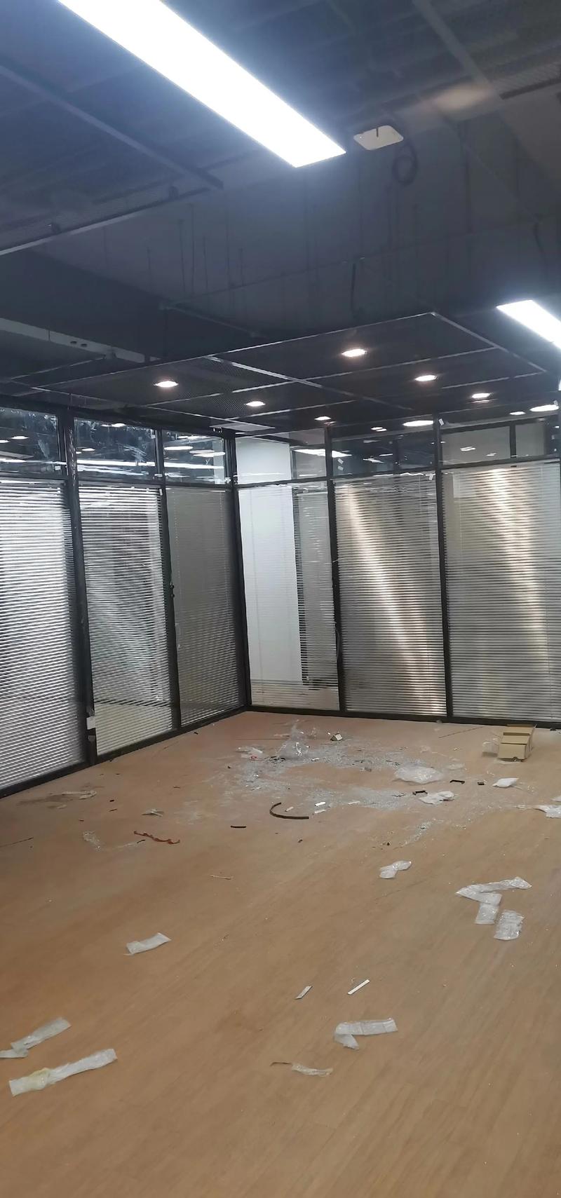 南京源头工厂实拍 铝合金型材玻璃隔断墙，重塑空间美学新标准
