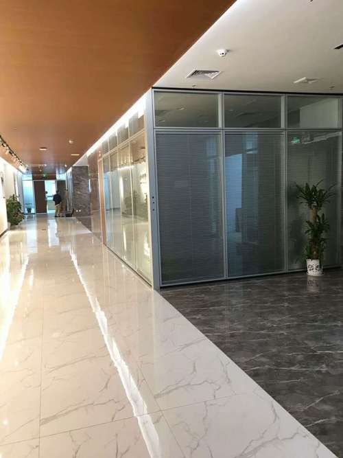 罗湖办公室玻璃隔断 打造通透高效的现代办公空间